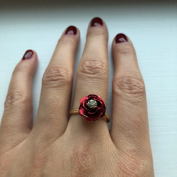 Dainty & feminine red rose flower gold ring - Picture 6 of 6